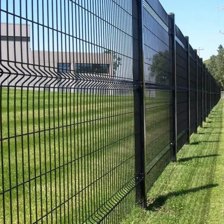 Antracit 3D táblás kerítés hajlított panelekkel, hosszú egyenes nyomvonalon